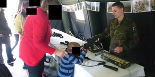 Soldaten trainieren mit dem vollautomatischen Infanteriegewehr G36