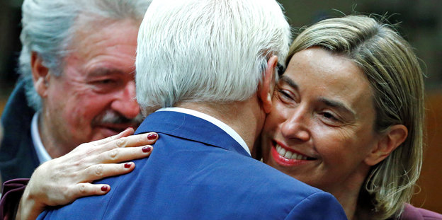 Mogherini und Steinmeier umarmen sich, im Hintergrund Asselborn