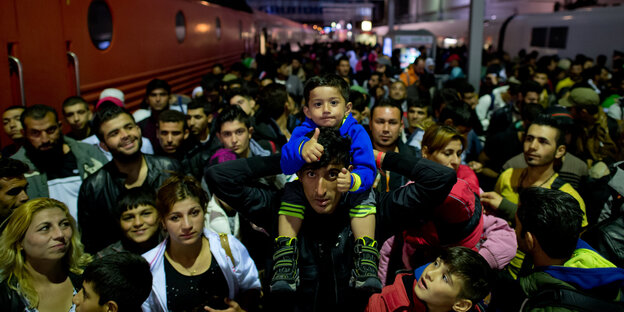 Flüchtlinge auf einem Bahnsteig im Münchner Hauptbahnhof