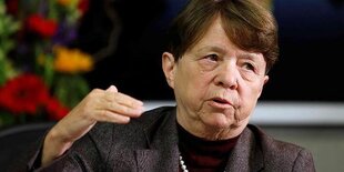 Mary Jo White spricht bei Sitzung