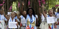 Versammlung von kubanischen Frauen der oppositionellen Gruppe "Ladies in White", die Schilder hochhalten