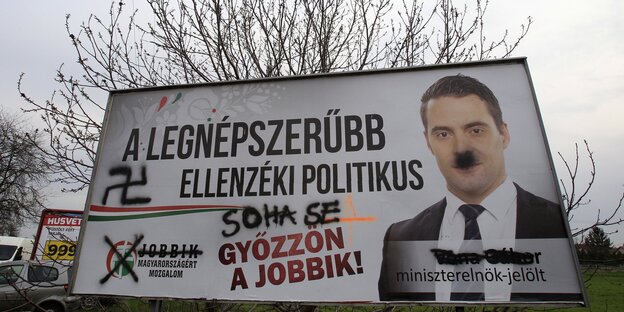 Auf einem Wahlplakat von Jobbik wurd dem Parteivorsitzenden Gabor Vona ein Hitlerbärtchen ins Gesicht gezeichnet Auf einem Wahlplakat von Jobbik wurd dem Parteivorsitzenden Gabor Vona ein Hitlerbärtchen ins Gesicht gezeichnet