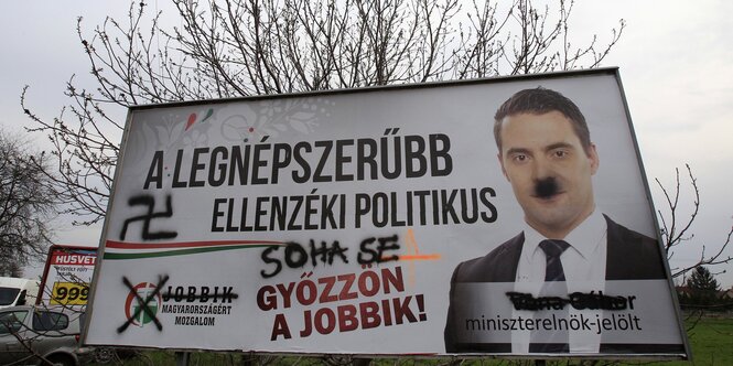 Auf einem Wahlplakat von Jobbik wurd dem Parteivorsitzenden Gabor Vona ein Hitlerbärtchen ins Gesicht gezeichnet