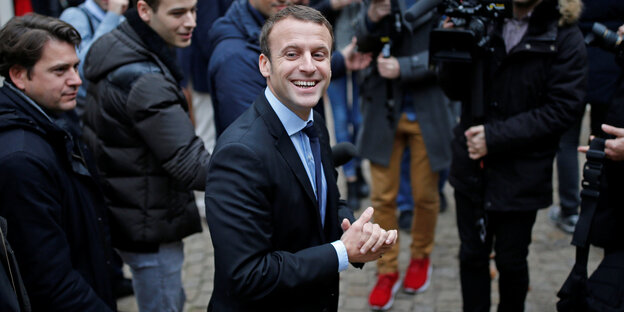 Emmanuel Macron umringt von Pressemenschen