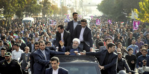 Präsident Rohani vor seinen Anhängern im Iran
