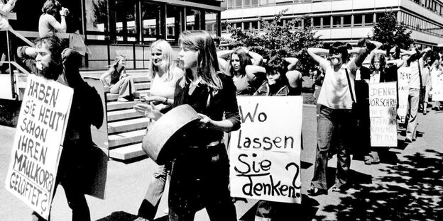 Schwarz-weiß Bild mit demonstrierenden Studenten