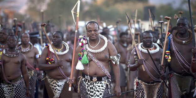 Männer aus Swasiland in traditioneller Kleidung