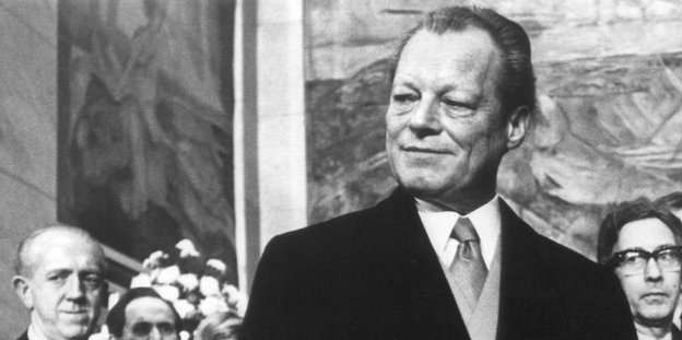 Ein Schwarz-Weiß-Foto von Willy Brandt von 1971