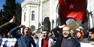 Demonstranten rufen Slogans gegen die Säuberungen in der Türkei