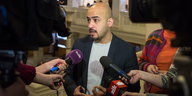 Der ukranische Abgeordnete Mustafa Najem wird von Journalisten interviewt