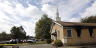 Das Gebäude der baptistischen Kirche in Greenvill ist mit einem "Vote Trump"-Schriftzug beschmiert und nach dem Feuer mit Flatterband abgesperrt