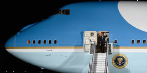 Barack Obama steht in der Tür eines Jumbo-Jets und schaut raus