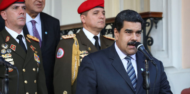 Nicolás Maduro Präsident Venezuelas bei einer Rede am 16. November 2016. Im Hintergrund zwei Männer vom Militär.