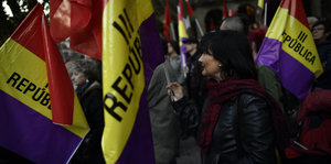 Demonstranten in Pamplona unterstützen ihren Bürgermeister.
