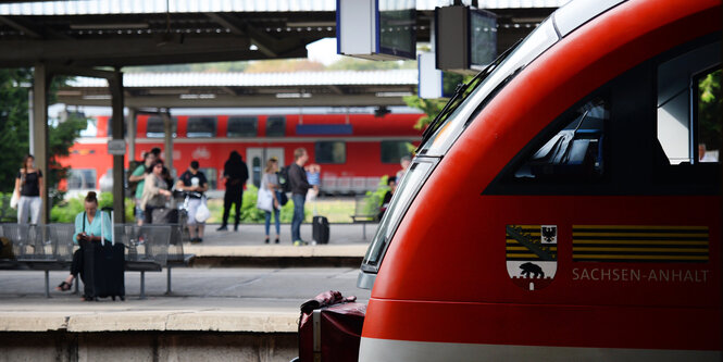 Eine Regionalbahn, im Hintergrund ein Bahnsteig und noch eine Regionalbahn