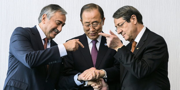 Mustafa Akinci, Präsident Nordzyperns, UN-Generalsekretär Ban Ki-Moon und Südzyperns Präsident Nikos Anastasiadis schütteln sich die Hände