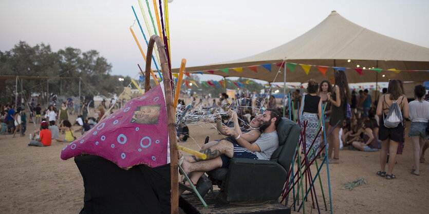 Festivalbesucher probieren eine Kunst-Installation auf dem InDnegev-Festival aus.