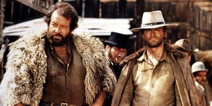 Die Schauspieler Bud Spencer und Terence Hill in Western-Klamotten