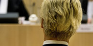 Der blondierte Hinterkopf eines Mannes im Gerichtsaal