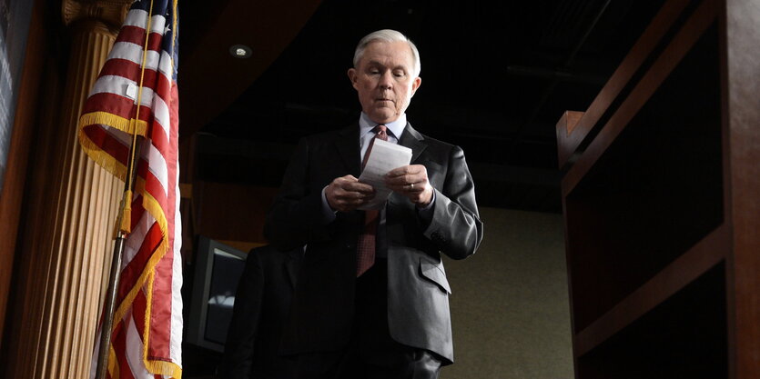 Der republikanische Senator Jeff Sessions tritt von einem Podium und guckt dabei auf ein Stück Papier in seiner Hand