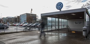 Arbeiter vor einem VW-Werkseingang in Wolfsburg
