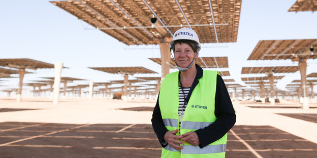 Bundesumweltministerin Hendricks steht im Solarkraftwerk Quarzazate