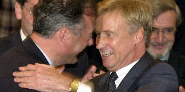 Ole von Beust und Ronald Schill umarmen einander nach Schills Ernennung zum Innensenator 2001.
