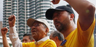 Der ehemaliger Premierminister von Malaysia Mahathir Mohamad ballt seine Hand zur Faust