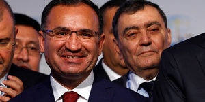 Der türkische Justizminister Bekir Bozdag lächelt