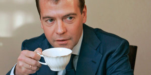 Medwedjew mit einer Tasse