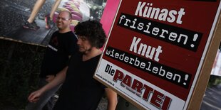 Politiker der Satirepartei "Die Partei" mit Plakaten