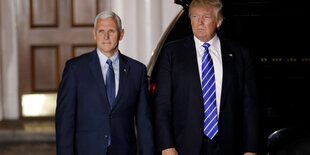 Mike Pence und Donald Trump stehen nebeneinander