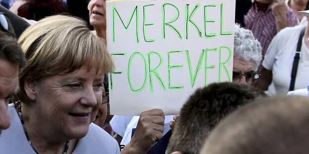Angela Merkel vor einem "Merkel forever"-Poster