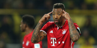 Jerome Boateng fasst sich an den Kopf