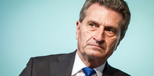 Oettinger guckt zur Seite