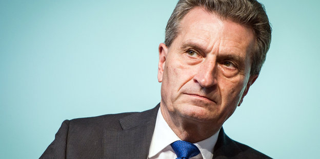 Oettinger guckt zur Seite