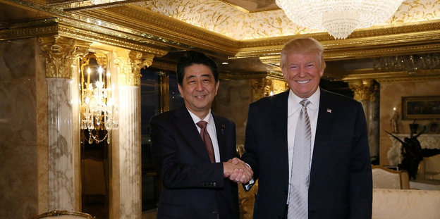 Shinzo Abe und Donald Trump in goldenem Ambiente