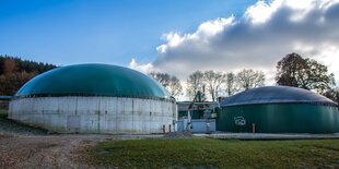 Biomethan-Raffinerie mit blauem Dach in Bayern