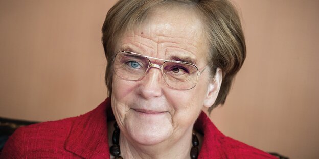 Eine Bildmontage aus Angela Merkels und Helmut Kohls Gesicht