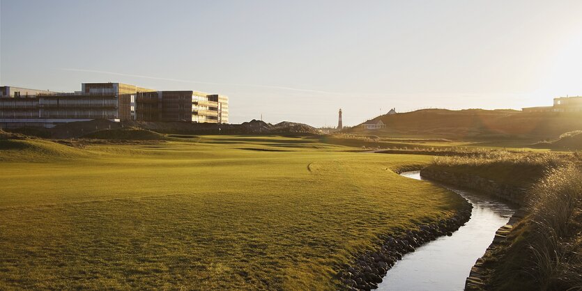 Das Hotel Budersand liegt inmitten des dazugehörigen Golfplatzes in der Wintersonne.