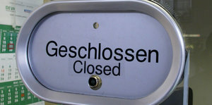 Ein Schild am Schalter zeigt an, dass geschlossen ist