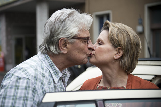 "Lindenstraßen"-Figur Andy Zeker gibt seiner Frau einen Kuss, bevor diese ins Auto steigt.
