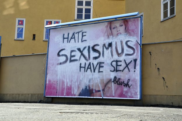 Eine Werbetafel mit einer Frau in Unterwäsche ist übersprüht und mit "Hate Sexismus, Have Sex" beschriftet worden