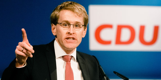 Daniel Günther spricht auf dem Landesparteitag der CDU in Neumünster mit erhobenem Zeigefinger.