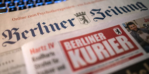 Je ein Exemplar der Berliner Zeitung und den Berliner Kurier liegen übereinander