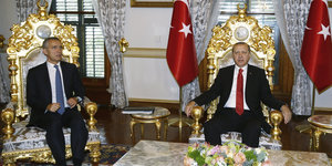 Jens Stoltenbergund REcep Tayyip Erdogan sitzen auf goldenen Sesseln zwischen türkischen Fahnen