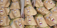 Mehrere Trumpmasken liegen nebeneinander