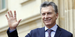 Argentiniens Präsident Mauricio Macri winkt fröhlich