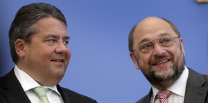 Sigmar Gbariel und mrtin Schulz vor blauem Hintergrund