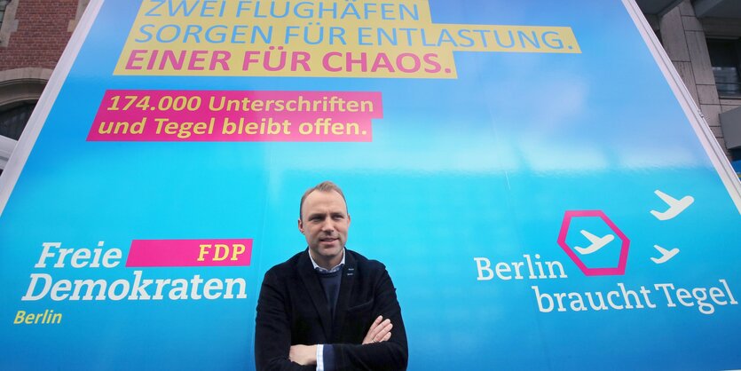 FDP-Chef Czaja vor Plakat